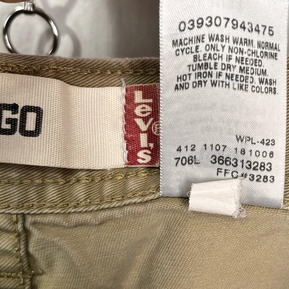 Y2K Vintage Levis Cargo Shorts Men 33x10 Beige Khaki Cotton Grunge Skate Utility